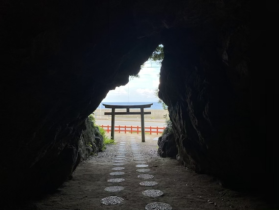 安乎岩戸信龍神社 洞窟より鳥居を見ると淡路島の形に見えます