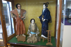 三原図書館2階への上がり口人形