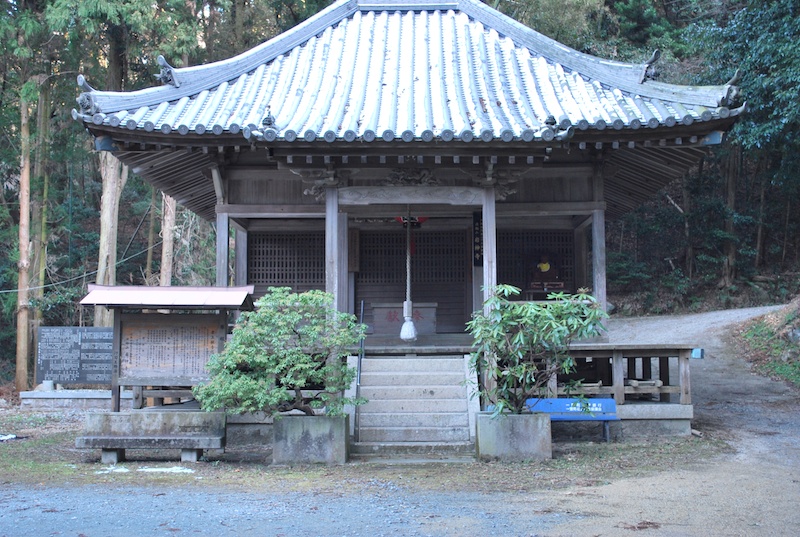 岩上神社に境内で向き合う岩神寺