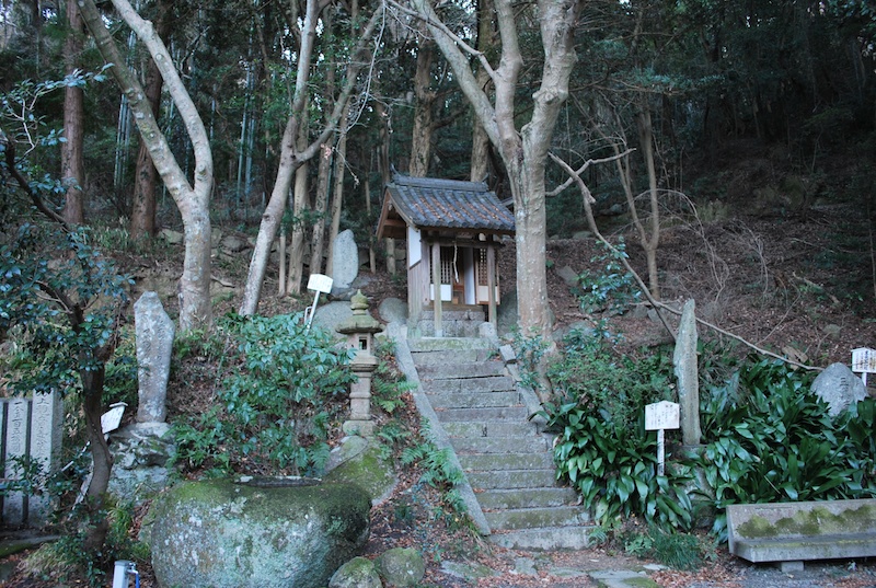岩上神社拝殿への上り口にある社