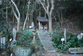 岩上神社拝殿への上り口にある社