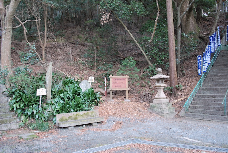 岩上神社拝殿への上り口階段