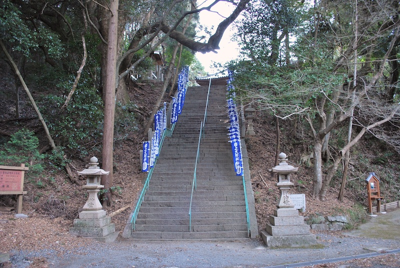 岩上神社拝殿への上り口階段正面