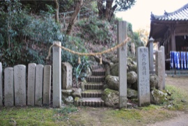 神籬石（ひもろぎいし）への階段
