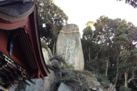 岩上神社本殿横から神籬石を望む