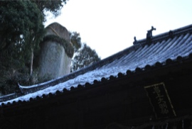 岩上神社拝殿正面から神籬石を望む