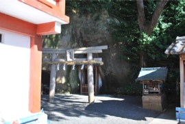 恵比須神社社殿の横を通り抜けていくと、岩樟神社があります。