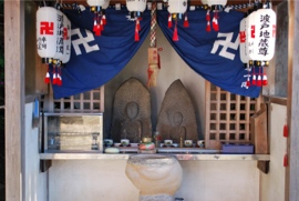 岩樟神社の横に愛宕神社が鎮座 波戸地蔵尊