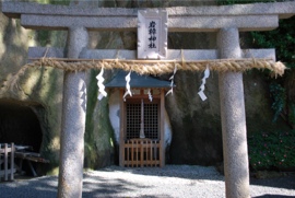 岩樟神社鳥居正面から