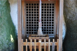 岩樟神社本殿 洞窟の奥に祠(ほこら)があります