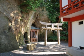 恵比須神社社殿 左側手からみた岩樟神社