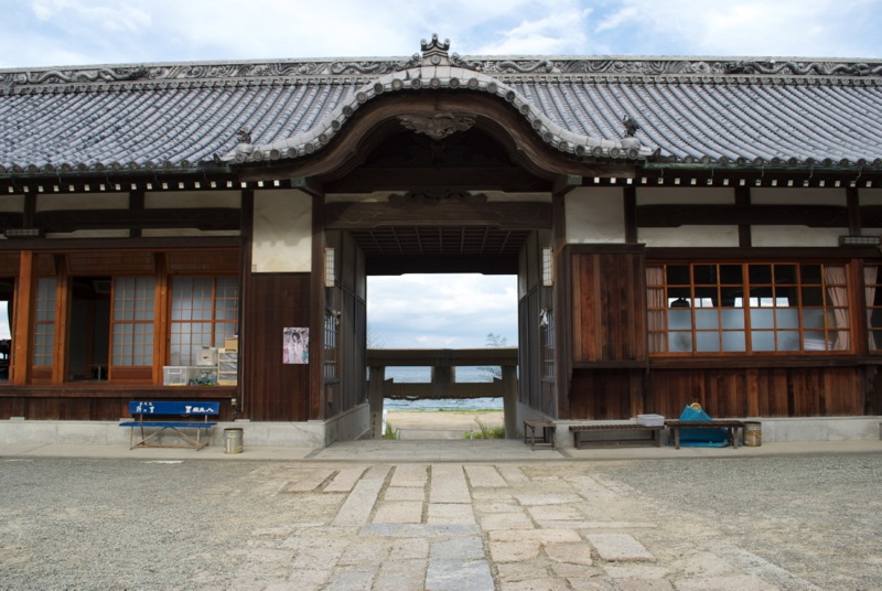 石屋神社（いわやじんじゃ）長屋式門から海が見える
