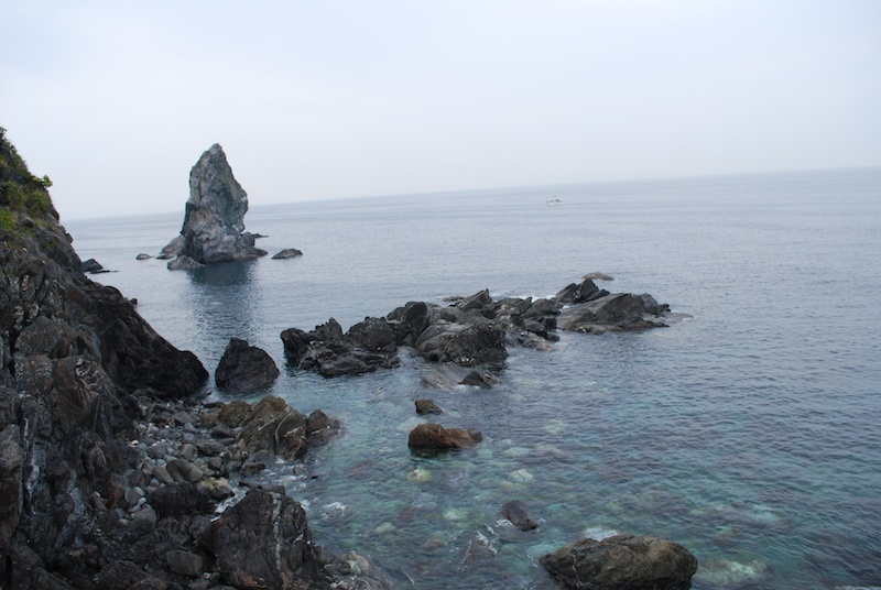 上立神岩と透明度の高い海