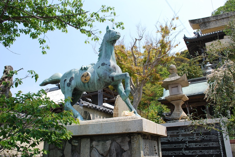 神馬(しんめ)馬の銅像