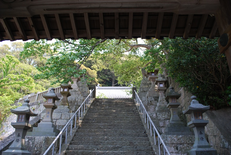 沼島八幡神社 神門から上が三三段の女坂