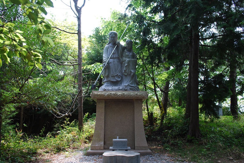 イザナギ・イザナミの二神石像