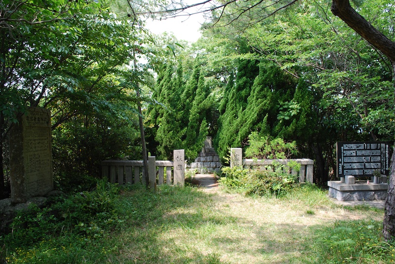 おのころ神社の脇を進むと沼島地区戦没者慰霊碑があります。