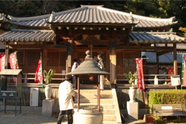 東山寺 本堂正面アップ