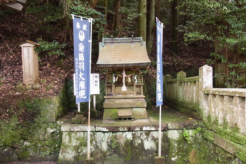 諭鶴羽神社 本堂左側の水神社